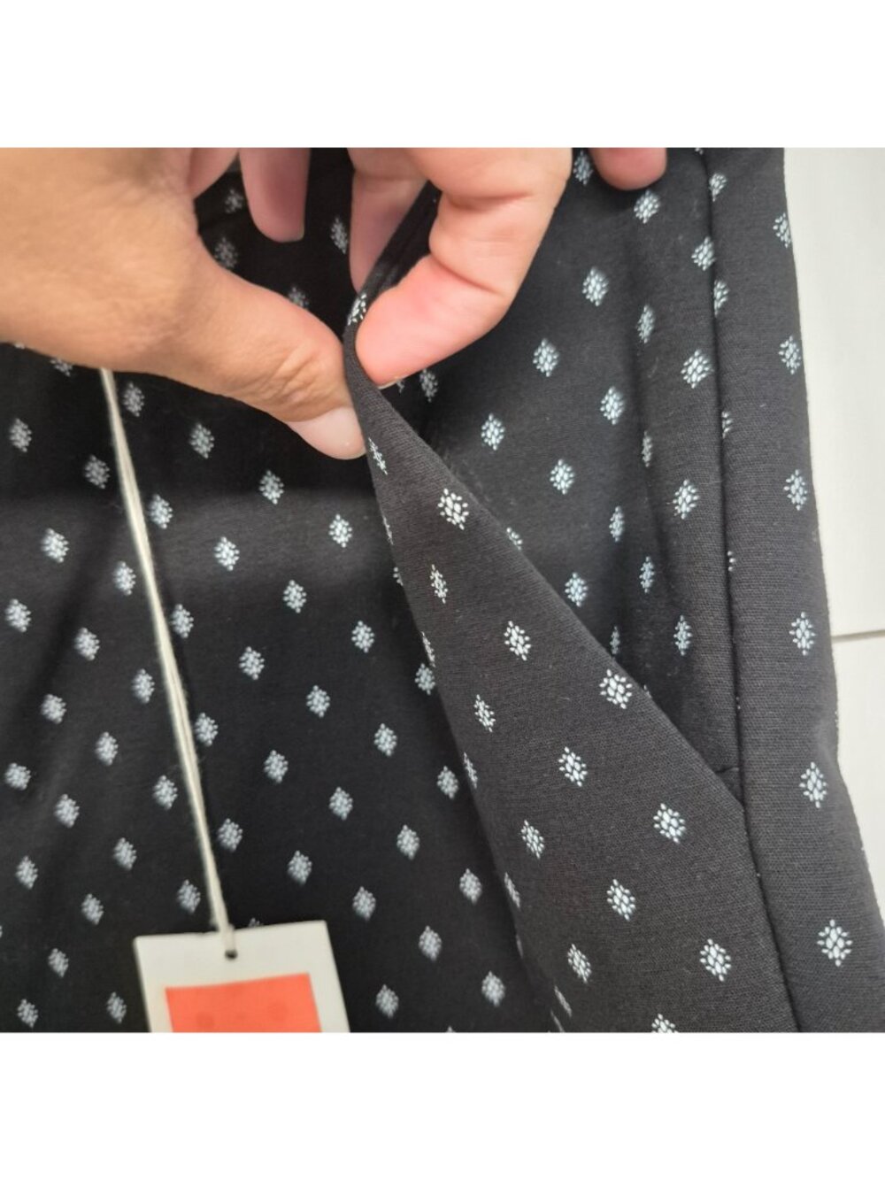Old Navy Women's Harper Mid-Rise Black & White Polka Dot Capri Pants NWT - Picture 5 of 9
